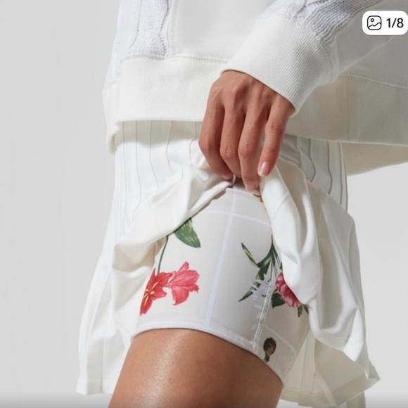 Tuckernuck Tnuck sport White and Fresh Buds 15
Inch pleated Tennis Skirt Size XL - Picture 1 of 8